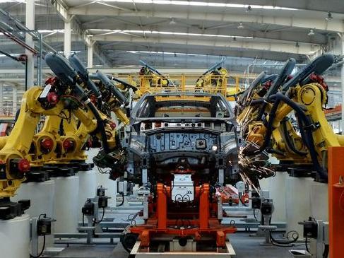 机器人工作的稳定性高于工人,最终喷涂的产品质量也比有经验的技术人