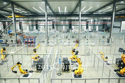 据介绍,埃斯顿工业机器人智能工厂将机器人自主产品成功应用到生产